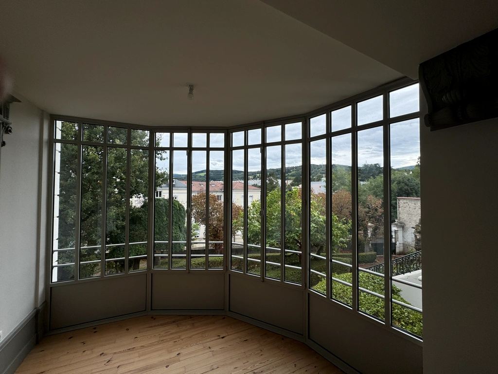Véranda à baie d'angle panoramique habillée sur mesure