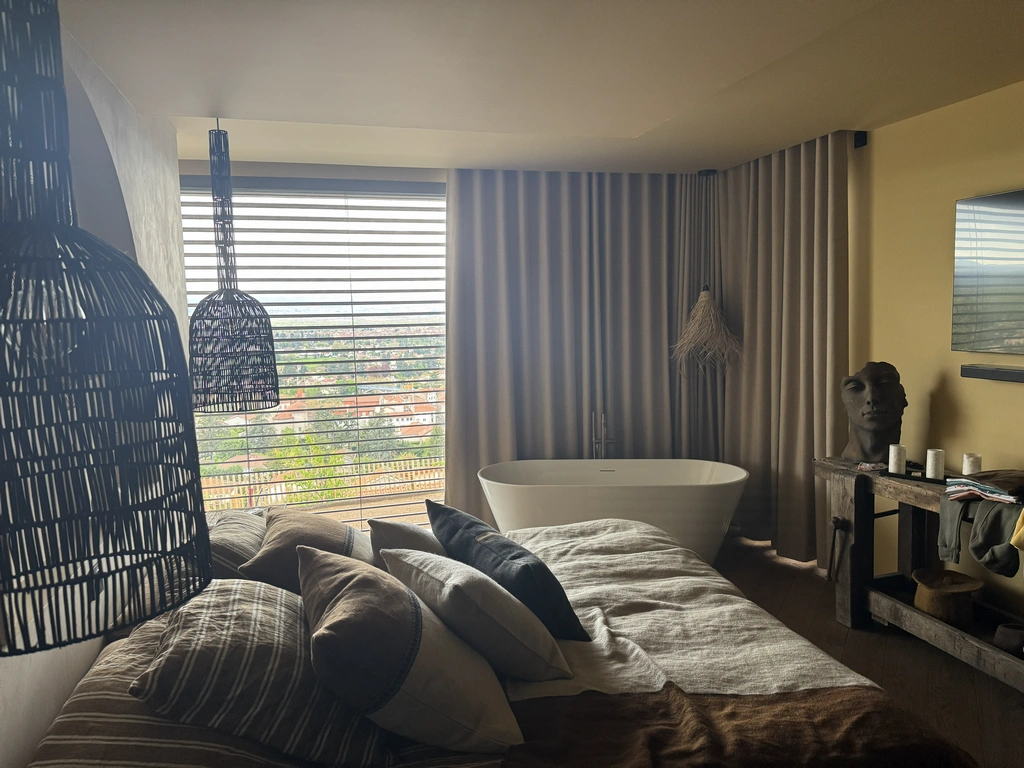 Rideaux occultants taupe et stores vénitiens dans une chambre haut de gamme