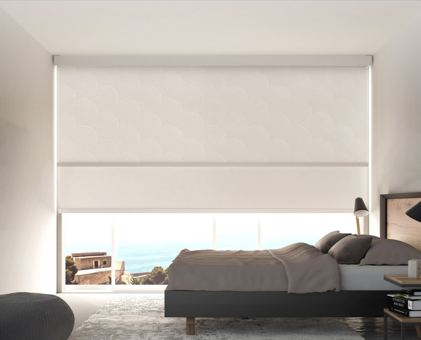 Store enrouleur double toile jour/nuit dans une chambre avec vue mer