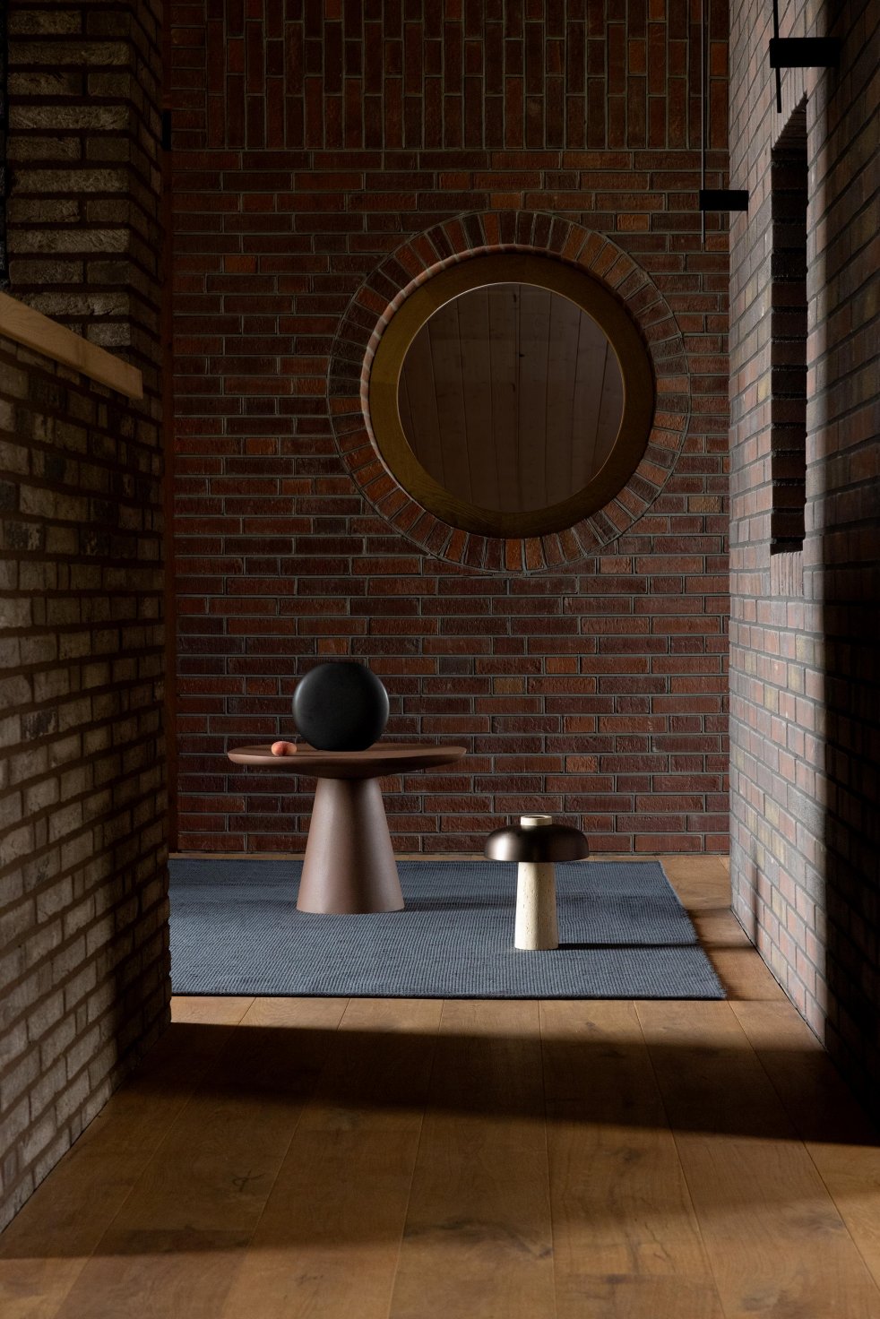 Tapis gris ardoise dans un intérieur brique et bois