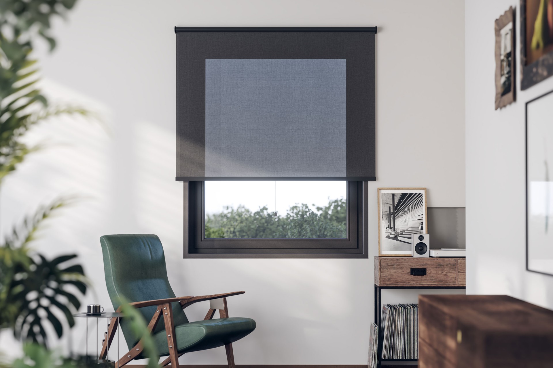 Store enrouleur tamisant anthracite dans un salon lumineux