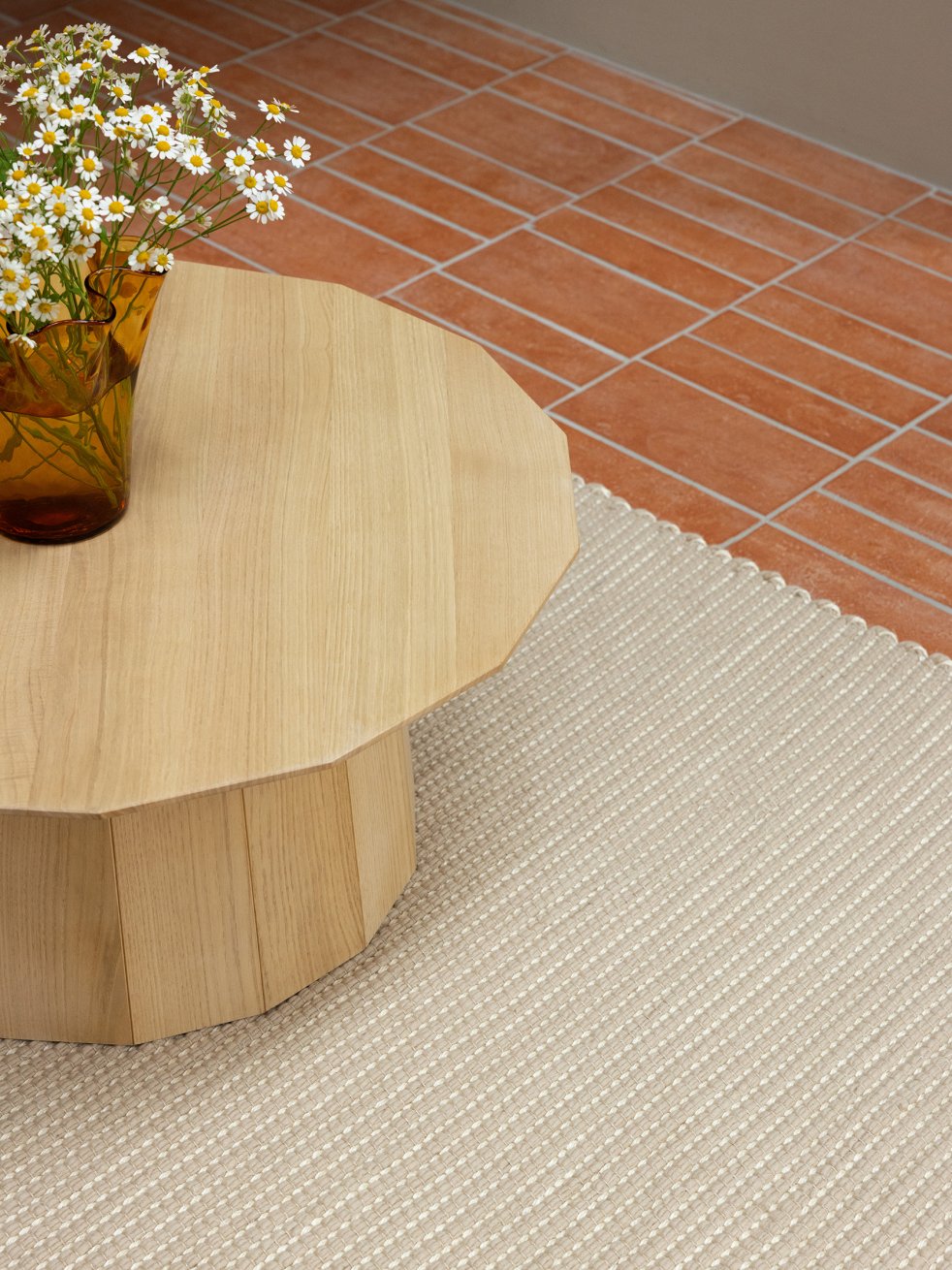 Tapis tissé ivoire en fibres naturelles sur tomettes