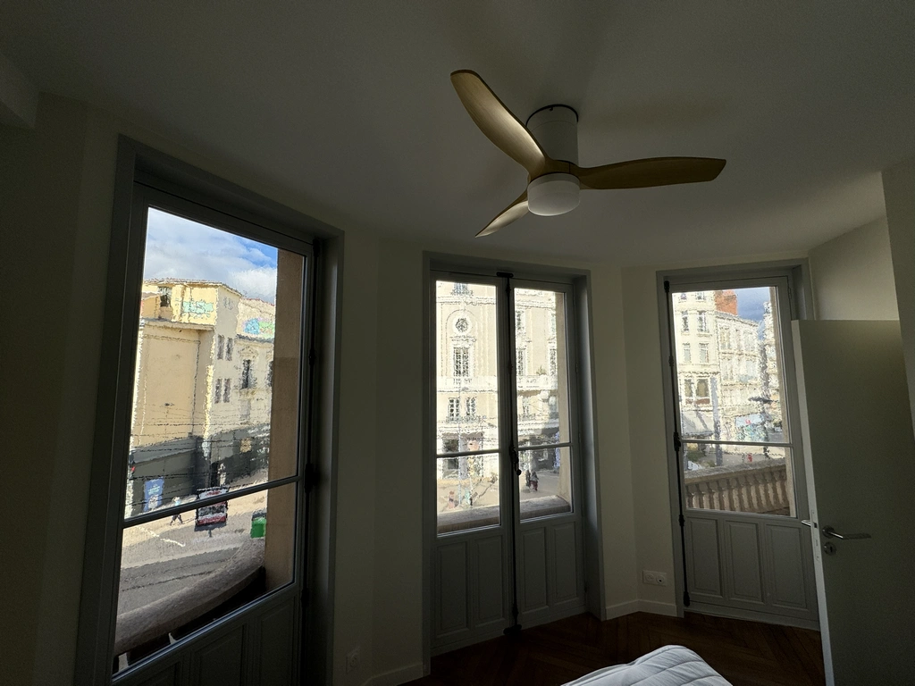 Fenêtres habillées sur mesure dans un appartement en centre-ville