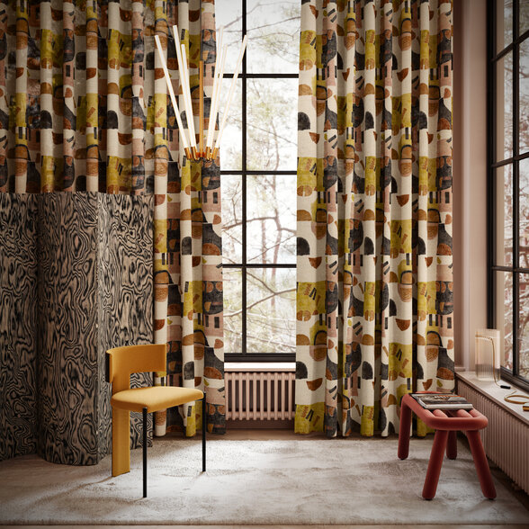 Rideaux à motifs contemporains ocre et noir dans un séjour lumineux